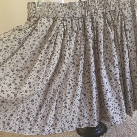 BRANDY MELVILLE Flowy Patterned Skirt - Picture 5 of 9